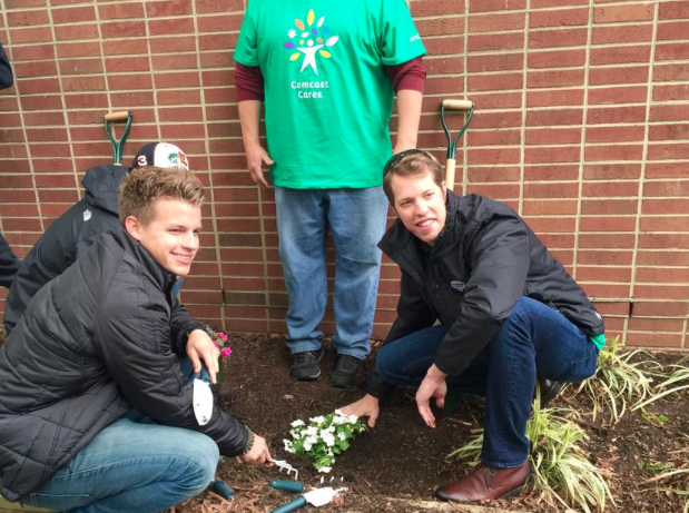 XfinityRacing's tweet image. .@keselowski goes full-circle helping @BGCA_Clubs on #CCDay as former member (h/t @Jeff_gluck) xfin.tv/BradKBGCA