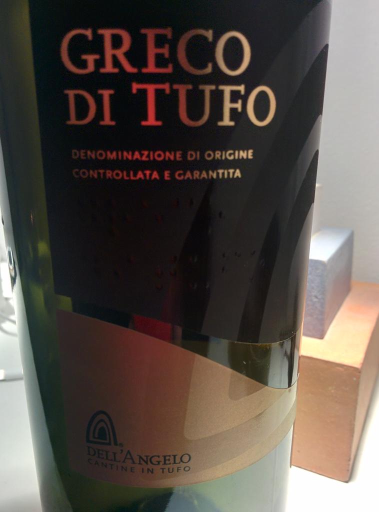 mrossi10's tweet photo. #GrecodiTufo #zolfo @VinoirWorkShop "Vinoir senza Luca sarebbe come una bottiglia senza Vino" cit. Anders Ernqvist http://t.co/TfCrPVttuC