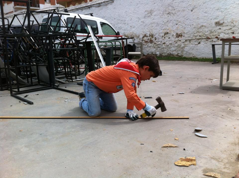 scoutsek's tweet photo. Empiezan los trabajos en el nuevo local. Entre peques y mayores, no hay nada que en equipo no se pueda conseguir. http://t.co/TN52yRi745