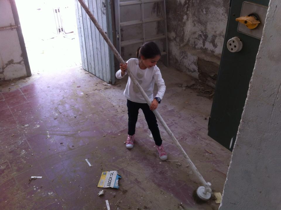 scoutsek's tweet photo. Empiezan los trabajos en el nuevo local. Entre peques y mayores, no hay nada que en equipo no se pueda conseguir. http://t.co/TN52yRi745