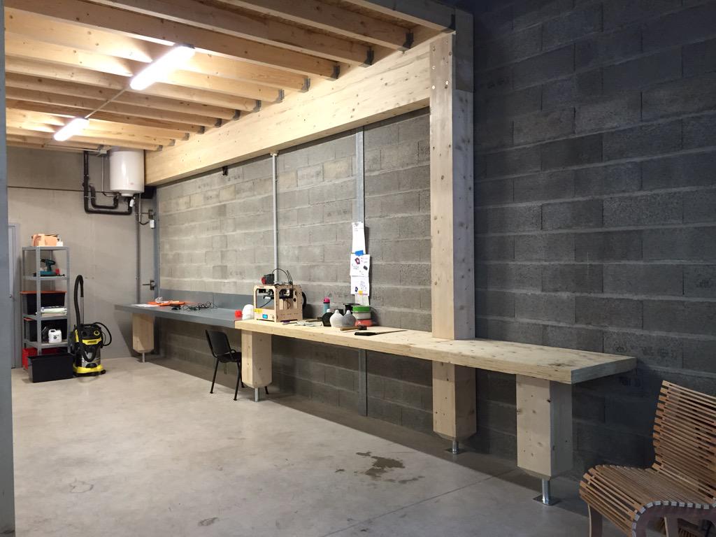 FablabV's tweet photo. Super journée de travail pour les FabManagers aujourd'hui! Établis et éclairage  installés.... http://t.co/QsJvwdoBFW
