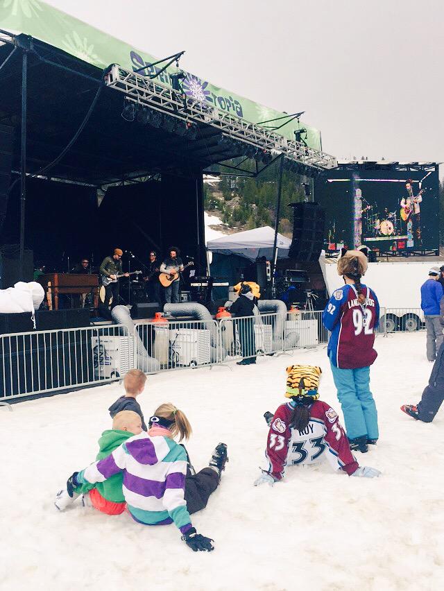 WinterPark's tweet photo. Snow is falling and @RobDrabkin is rocking the stage! #Springtopia #HowIRingInSpring http://t.co/0u0SPLFNRv