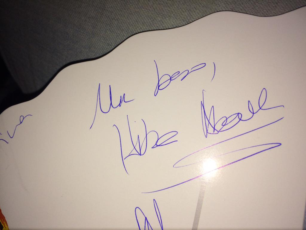 Princesa_Hiba's tweet photo. "@makiguzman22  Mi firma de  @HibaAbouk  😊😊súper contenta http://t.co/e4PaRFrOx7" http://t.co/7hYvOk0ei6