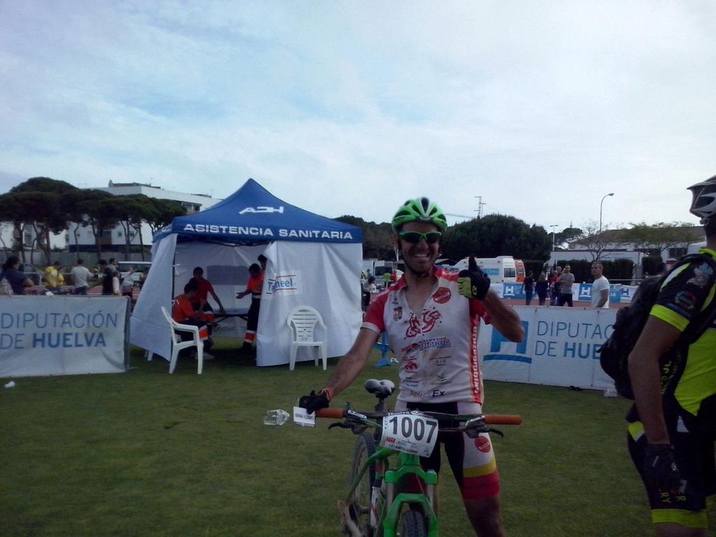 cruzcambike's tweet photo. Manuel finaliza la #HuelvaExtrema tras 9 horas #onbike #cruzcambike http://t.co/oDTunYzaF0
