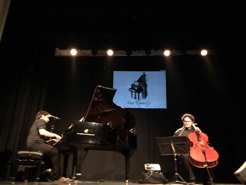 VilaMensa's tweet photo. Comença el concert "Ni muts fórem més joves" amb @edmon_bosch i @AlbertGamezEnri Una història de dos nois que un..... http://t.co/CYVeyKtNLf