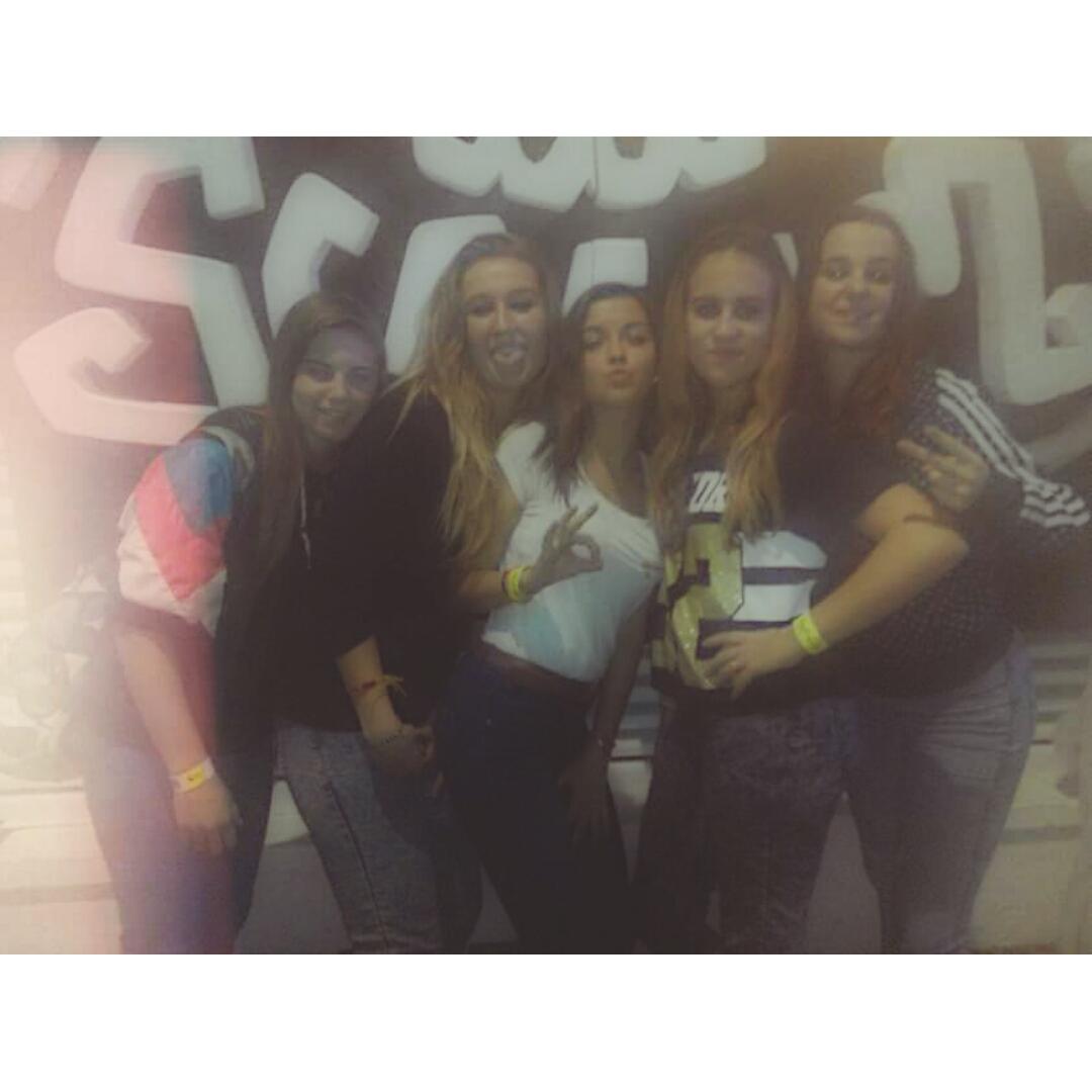 Judithgines4's tweet photo. No tengo amigas, tengo familia. 👪😻 @andreafolques98 @sanmorenika @30Neus #Joana http://t.co/VZa0DFMEyT