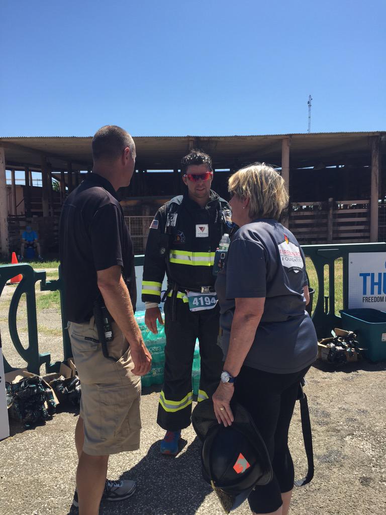 AlphaWinRacing's tweet photo. @MarkWilsonHTS congratulating @TeamFiremanRob on his #HITSMarbleFalls finish http://t.co/LBzQjEg8GI