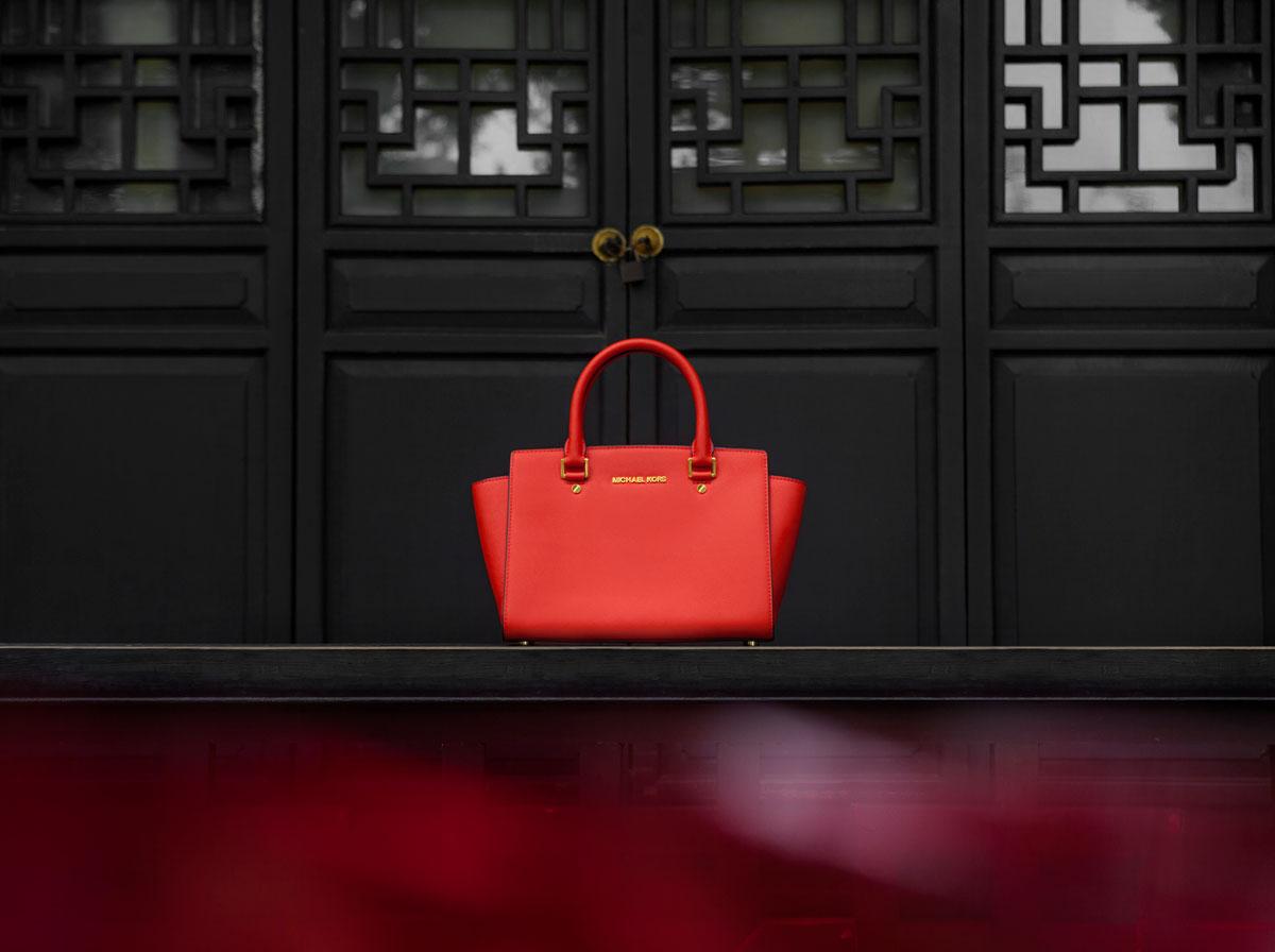 MichaelKors's tweet photo. Making the stops in #KorsChengdu! Our #JetSetSelma at the Wuhou Memorial Temple. http://t.co/4WZ4j12I5F