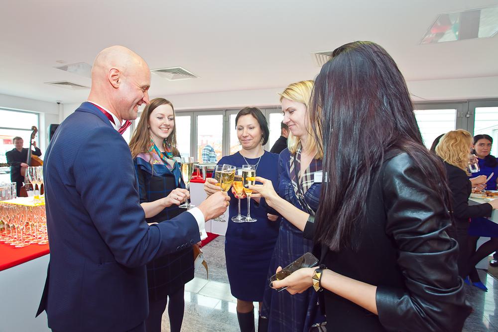 RotoFTTRU's tweet photo. @MatthiasEberlei и команда @ForbesRussia на Roto Вернисаж #roto #forbes #forbesrussia #topcompany #event #topevent http://t.co/BweaH7KqTn