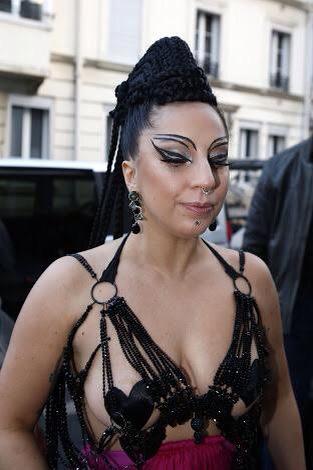muthiseyler's tweet photo. Kadın eyeliner'ı astral seyehate çıkarmış http://t.co/UblPJNYNXK