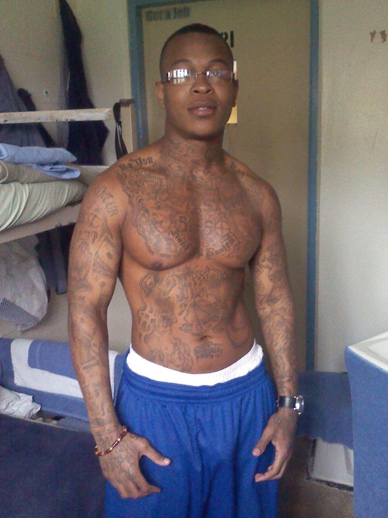 lilvic100's tweet photo. Jus got off the phone wit my big brother Kaqun #FreeSloc http://t.co/kZ9EFj2clI