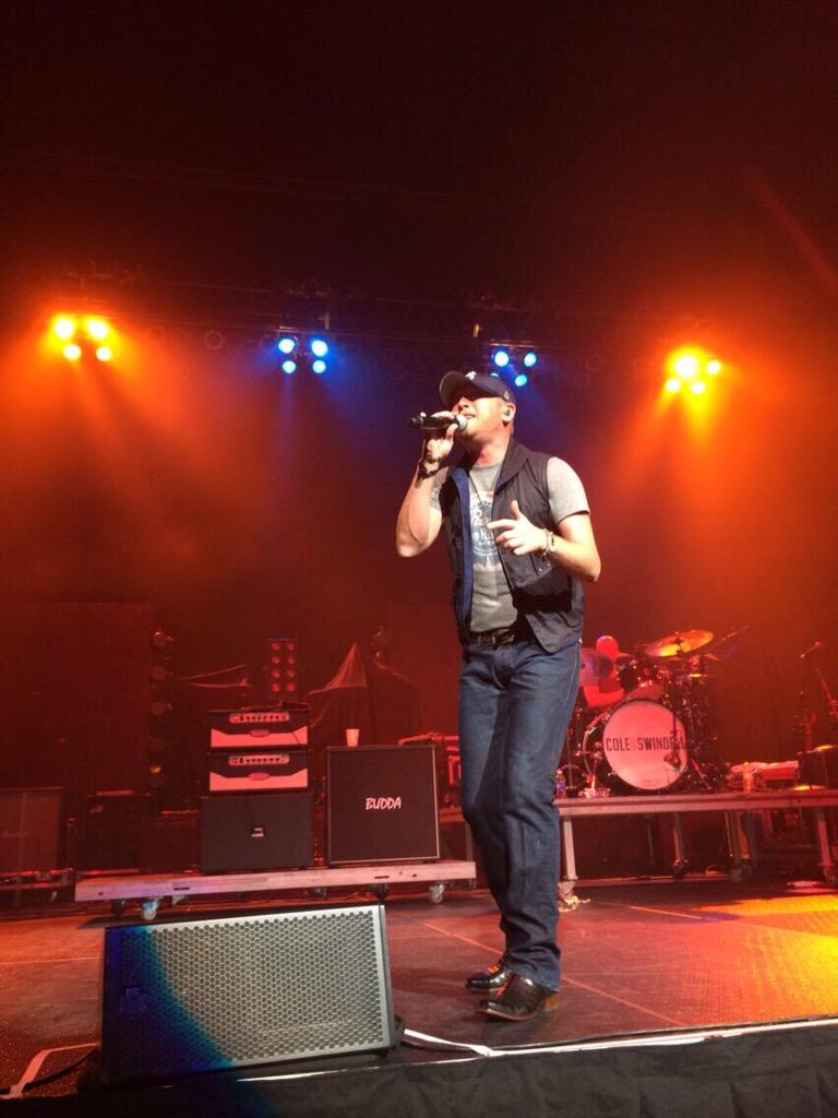 jhawthisloco's tweet photo. @coleswindell was front row last yr you were in the EUG--can a big fan snab a meet&amp;greet pass for tonight? #chillinit http://t.co/49xnTkXzYU