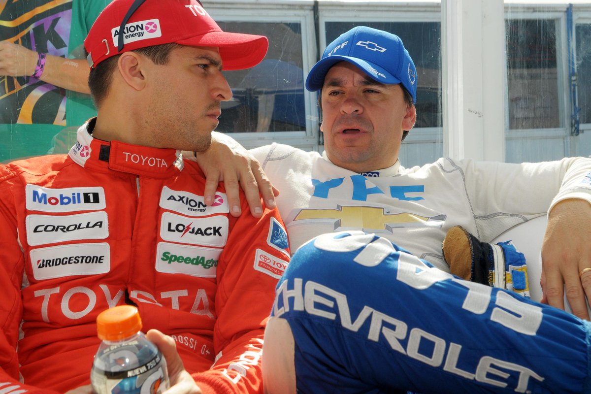 fotoscejas's tweet photo. Dialogan @rossimatias y @nfontana1 en los boxes de #SuperTc2000 en Rosario. Cuántos títulos hay en esas manos? http://t.co/iac9QJLDfU
