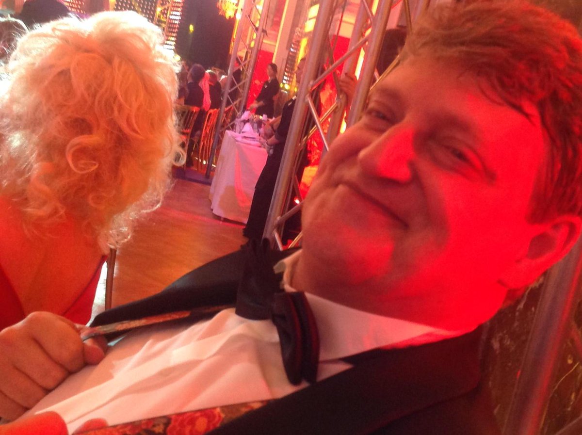 chmelar_dieter's tweet photo. #Romy2015 Smoking ohne Hosenträger? Unvorstellbar! http://t.co/YYWdVDRJ9w