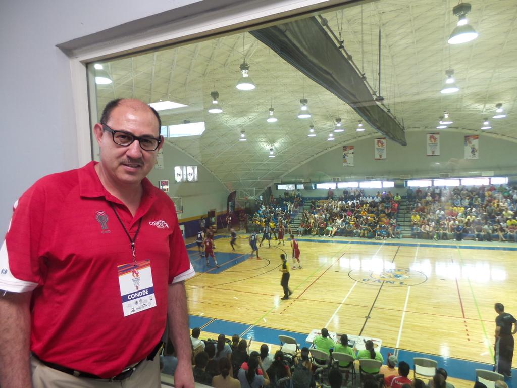 ConddeMx's tweet photo. En la final de #Basquetbol varonil el Dr. @JulioGuedea @UniversiadaMX http://t.co/KF1KF6FBTe