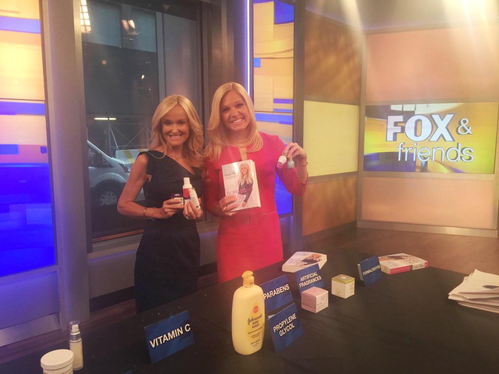 sophieuliano's tweet photo. Always love being in NYC, even better when it involves a stop in at @ffweekend w/ @annakooiman! @FoxNews #NewYork http://t.co/IcKyv0nWvH