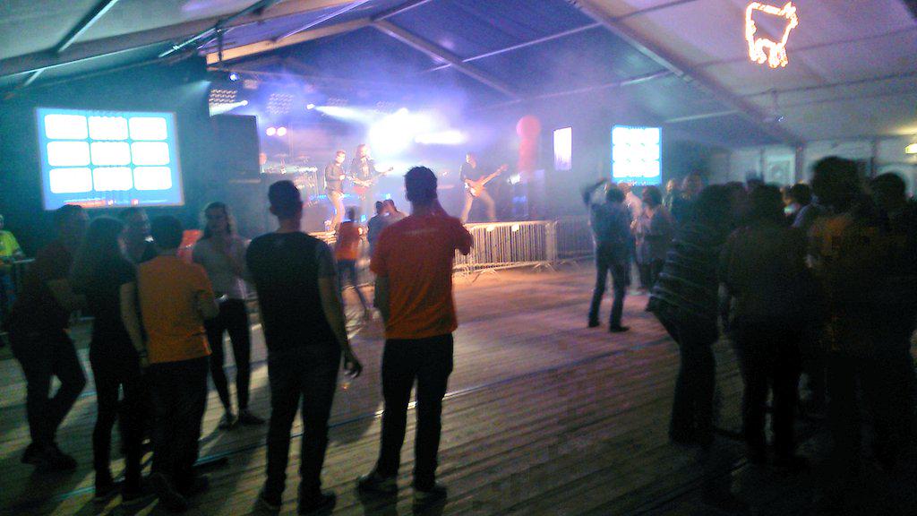 LiveGigsNL's tweet image. @xstaticlive trapt vanavond af @OranjevDalfsen. Goeie sfeer, wordt een mooi feestje!