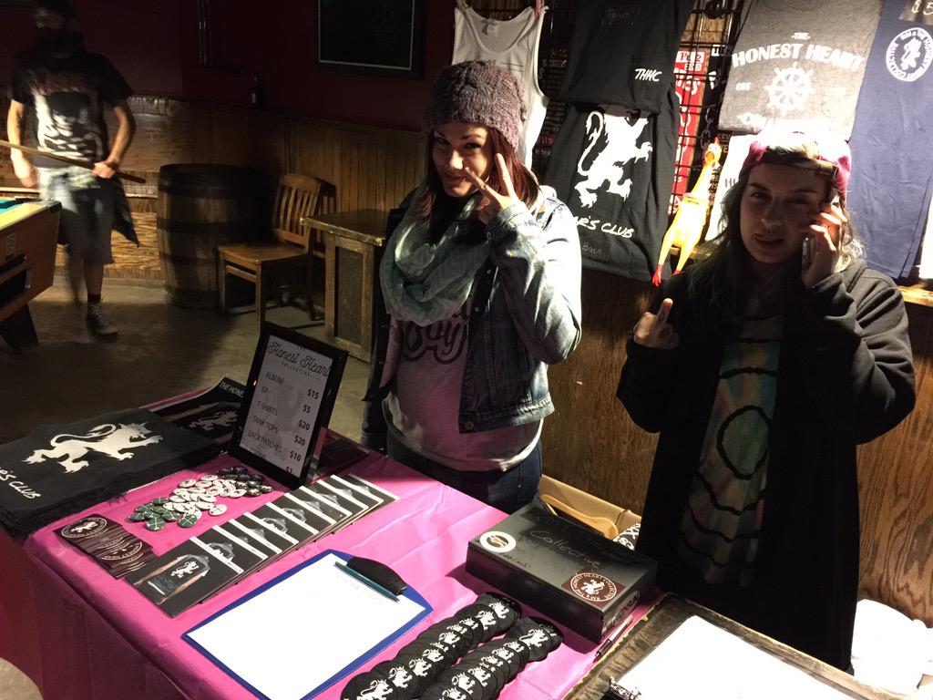 HonestHeartCo's tweet photo. Meet @zeeDOTi and @goodbyeblueyes! #merchmaster http://t.co/3g4jQkBIDq