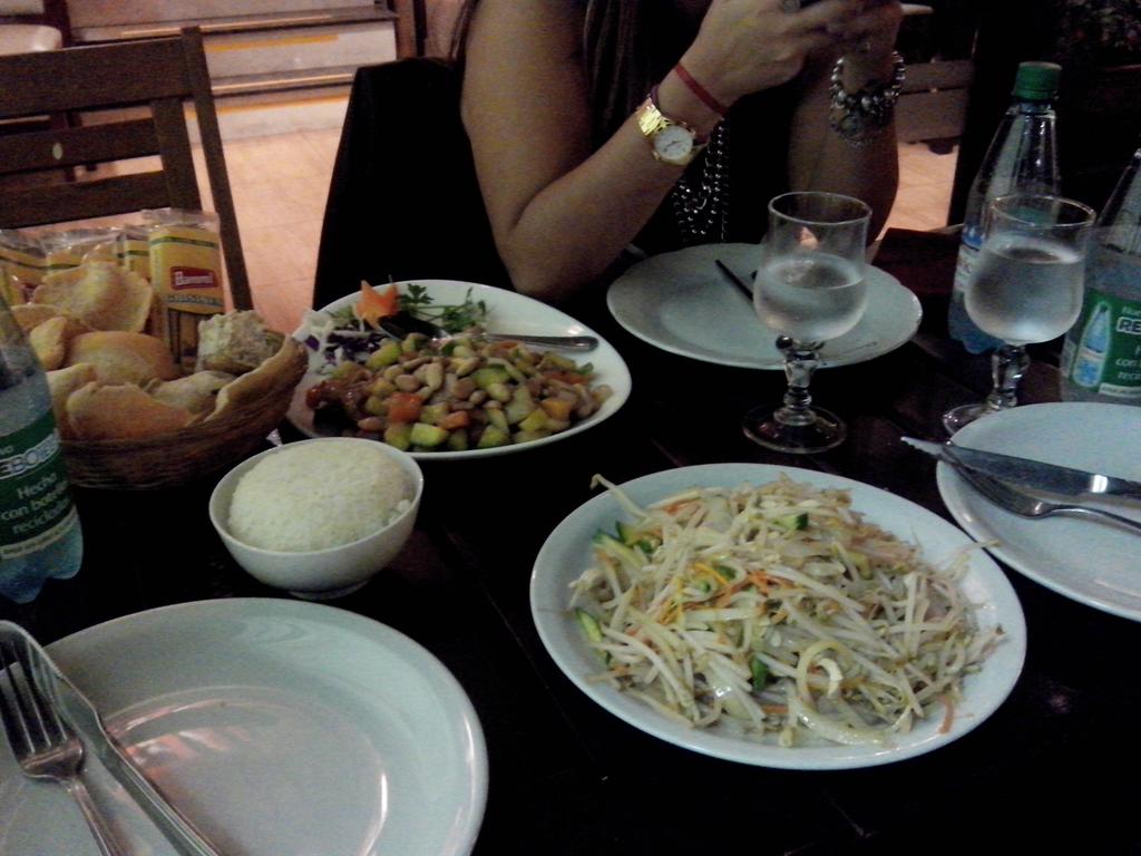 candee490's tweet photo. Cenita china con mis amigas @romisbasile @Vaniriso http://t.co/ZkBGtGZIBn