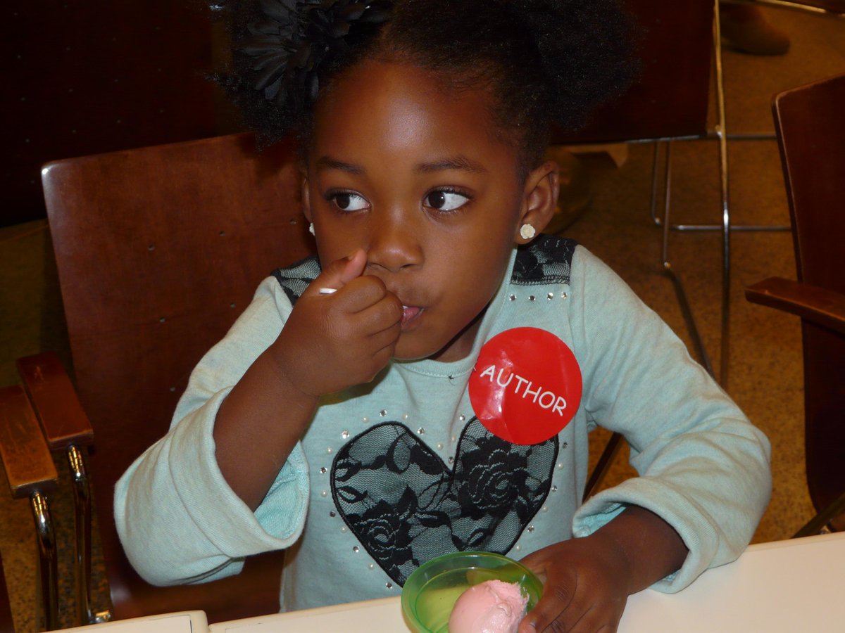 WISSIT_DC's tweet image. #PZCAC Nearly 200 authors were in attendance today at the National Gallery of Art&apos;s Family Day celebration today.