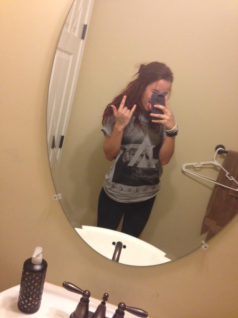 shainaarosee's tweet photo. reppin @INWAVESBAND today. miss ya http://t.co/nKbMjO5ELn