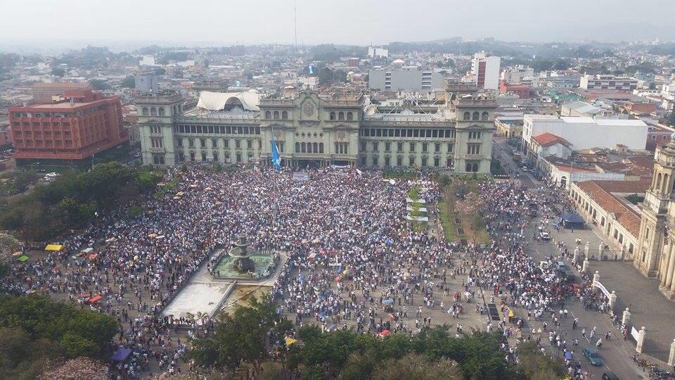 noti_cortos's tweet photo. Así luce la manifestación en #Guatemala donde exigen renuncia del presidente y vicepresidenta por casos de corrupción http://t.co/DHrD76VJso