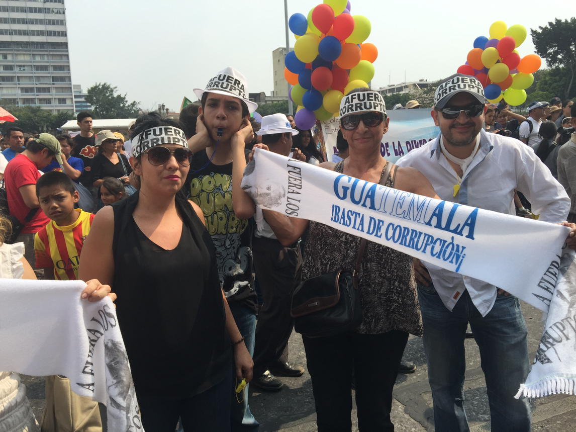PATZYVASQUEZ's tweet photo. Plaza de la constitución totalmente llena de miles de guatemaltecos que protestan pacíficamente . http://t.co/1O4lKLuZXy