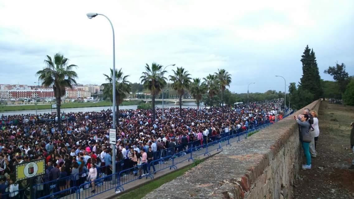 CiudadDBadajoz's tweet photo. 1,2,3,4 ...20 000 Personas entre los 2 escenarios de los #Palomos2015 #Badajoz #NosGustaBadajoz #Badajoz1001razones http://t.co/rJACNvLUNm