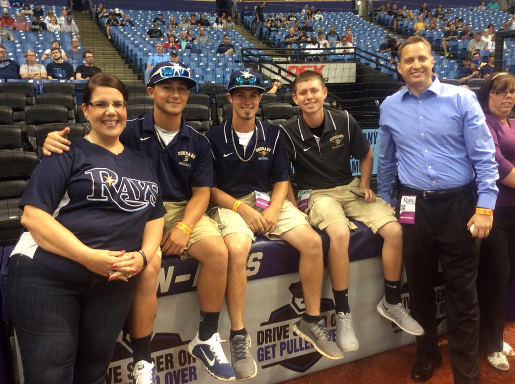 Some of our amazing student-athletes from Durant Cougars baseball team hanging out w/ <a href="/Jeff_Eakins/">Jeff Eakins</a> and @SusanLValdes