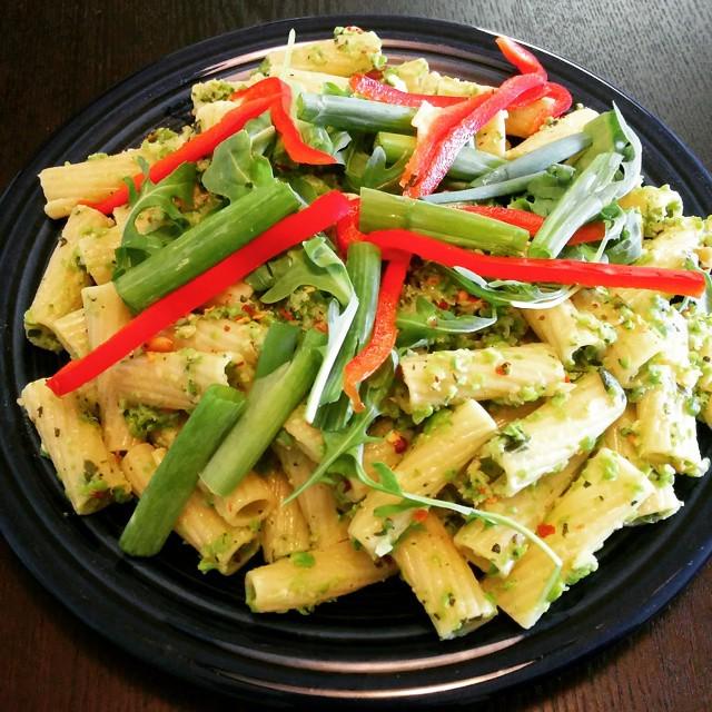 thefoodjunky's tweet photo. I Love Training! #triathlon #penne #pasta #pesto #pinenuts #peppers #greenonion #scalions โฆ http://t.co/rd34ZwNvjP http://t.co/pOXoMtUgec