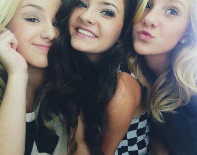 Me and ma girls <a href="/UnbrokenPaige/">Paige Dixon</a> and <a href="/SlayedByHyland/">Brooke Dixon</a> love ya 💜