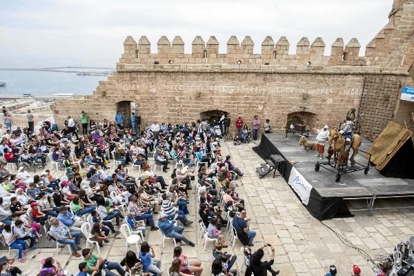 lavozdealmeria's tweet photo. .@JJ_SiglodeOro y voluntarios de @FundaciolaCaixa llevan el Quijote a la #Alcazaba de #Almería http://t.co/AwLShkXf8S http://t.co/tY3XPvHOrb