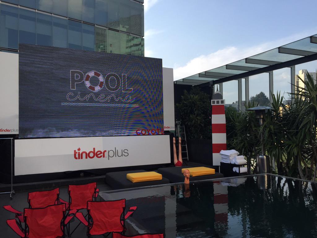 CinemaCoyote's tweet photo. Iniciando #PoolCinema gracias a @Tinder @GRUPOHABITA #CinemaCoyote a partir de hoy las albercas no serán lo mismo!!! http://t.co/SgX8D7DpvZ