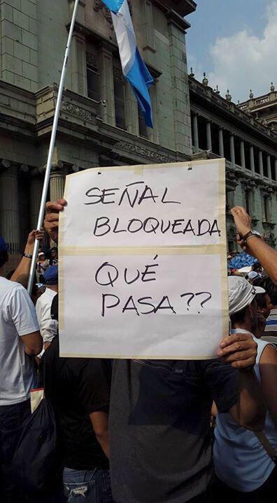 prensa_libre's tweet photo. #OjoDelLectorPL: Usuarios reportan bloqueo de señal en la Plaza de la Constitución. #MarchaPacifica
http://t.co/KagTLOZkZQ Vía @flakito_yatz