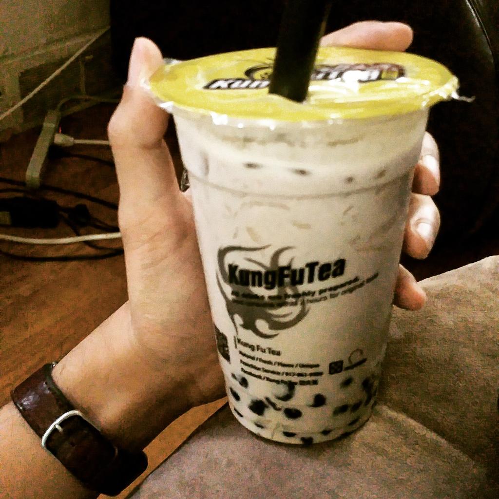 derek_derp's tweet photo. Enjoying my bubble tea with pudding #kftea #kfteapudding @kfteausa http://t.co/uLGjPWh1Do
