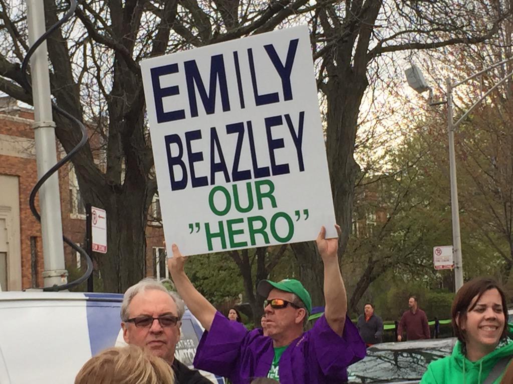 KamperKatrina's tweet photo. #EmilyBeazley #emilystrong @taylorswift13  Emily is our hero, please be hers! #LightItUpForEmily http://t.co/xoewyoZhpS