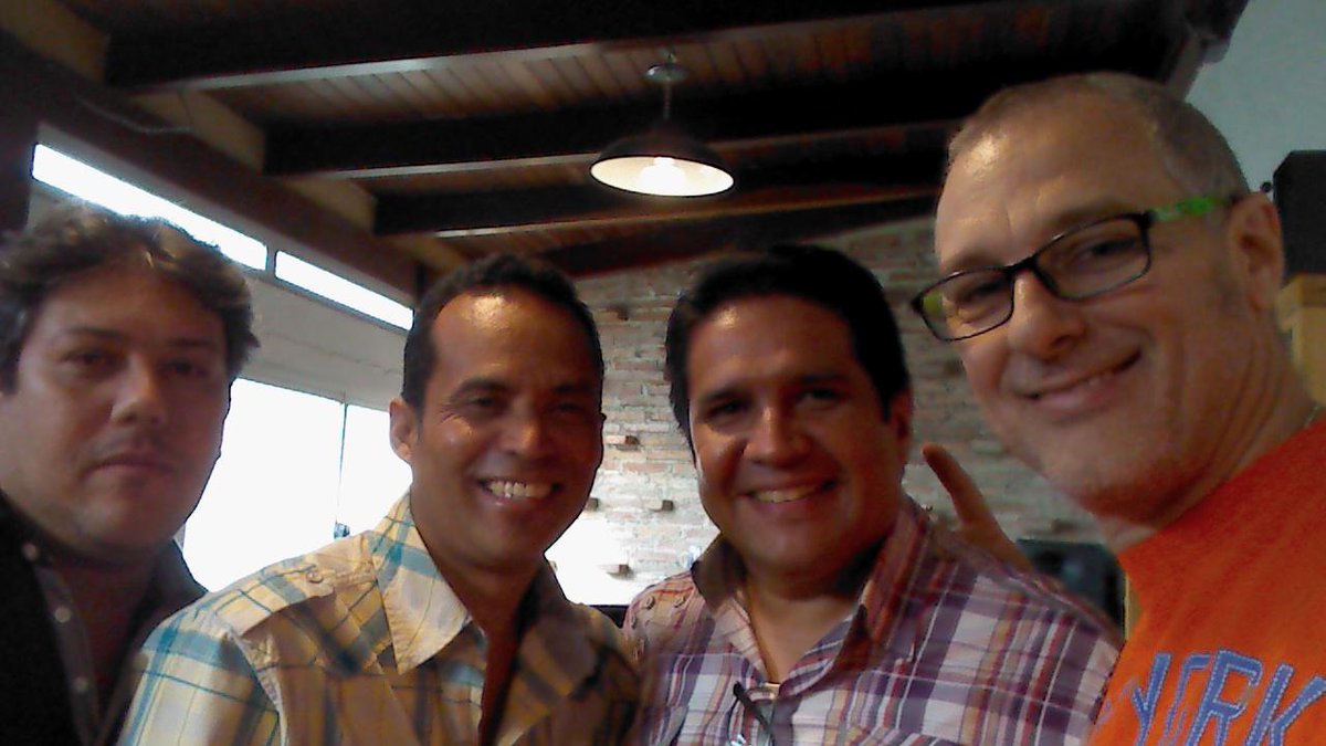 ElevandoVoces's tweet photo. Grabando con Cheo Valenzuela y Joseíto Miranda, maestros salseros! Tema: Alguien tiene que Ceder(A. Arnábal-C.Alonso) http://t.co/og086wX3uh