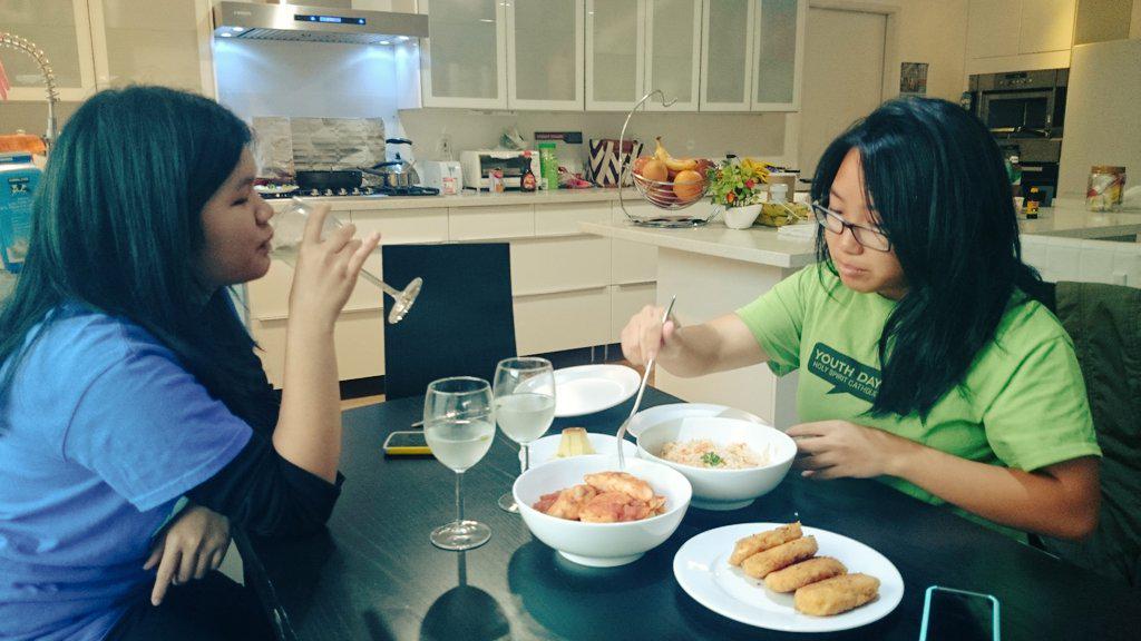VaiDosu's tweet photo. Thanks for the dinner @ashlaissu @kiomine (aka muy malos) #dinner #food #chicken #flan #ideaFM http://t.co/TZPisLNzvC