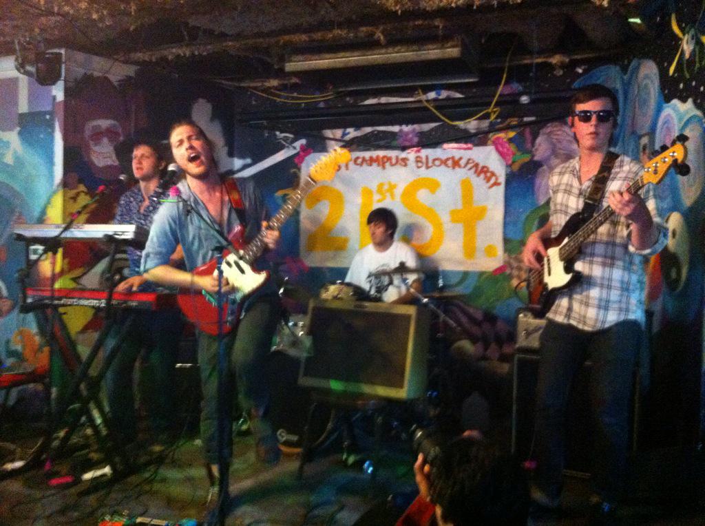 WCBlockParty's tweet photo. TOMA AT 21ST!!!! Right now. Come. http://t.co/k0eKJEaAbk