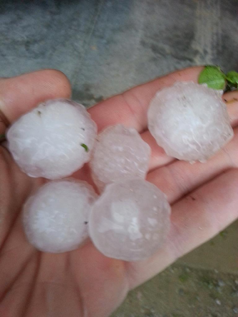 AshlanClark's tweet photo. @ChrisJohnsonWX hail north of Bardstown http://t.co/aUX9jtBspN