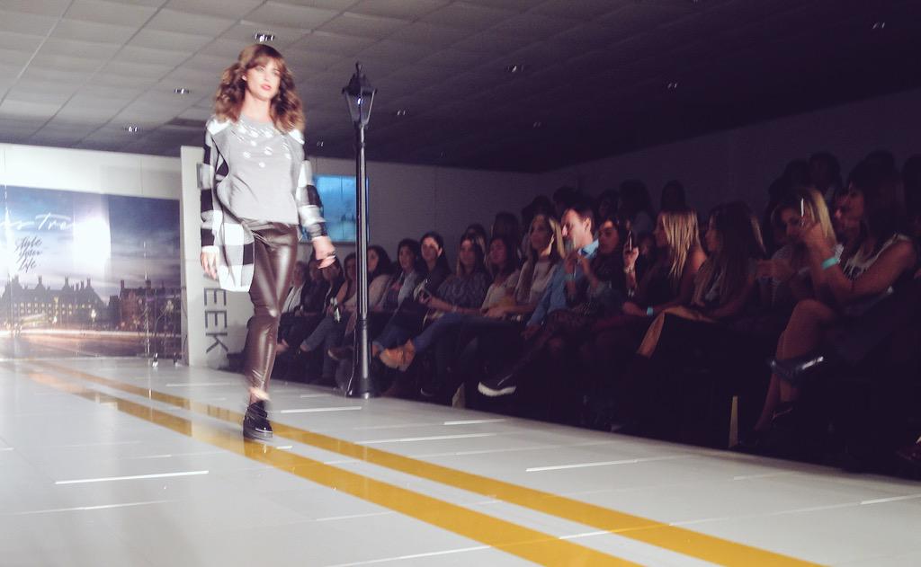 revistabla's tweet photo. Hermosa @vittosaravia endiosando la pasarela de @ThomasTrentUY #ItaúMoMeek10 #BLaEnMoweek http://t.co/zcyEEjU2Ug