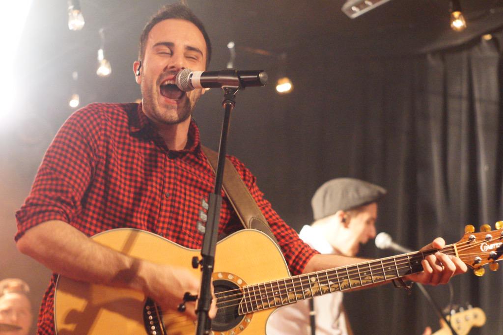 Si vous avez des préjugés à l'égard du country, allez voir <a href="/michaelseamusic/">Michael Sea</a>. En tout cas, ici, le public apprécie!