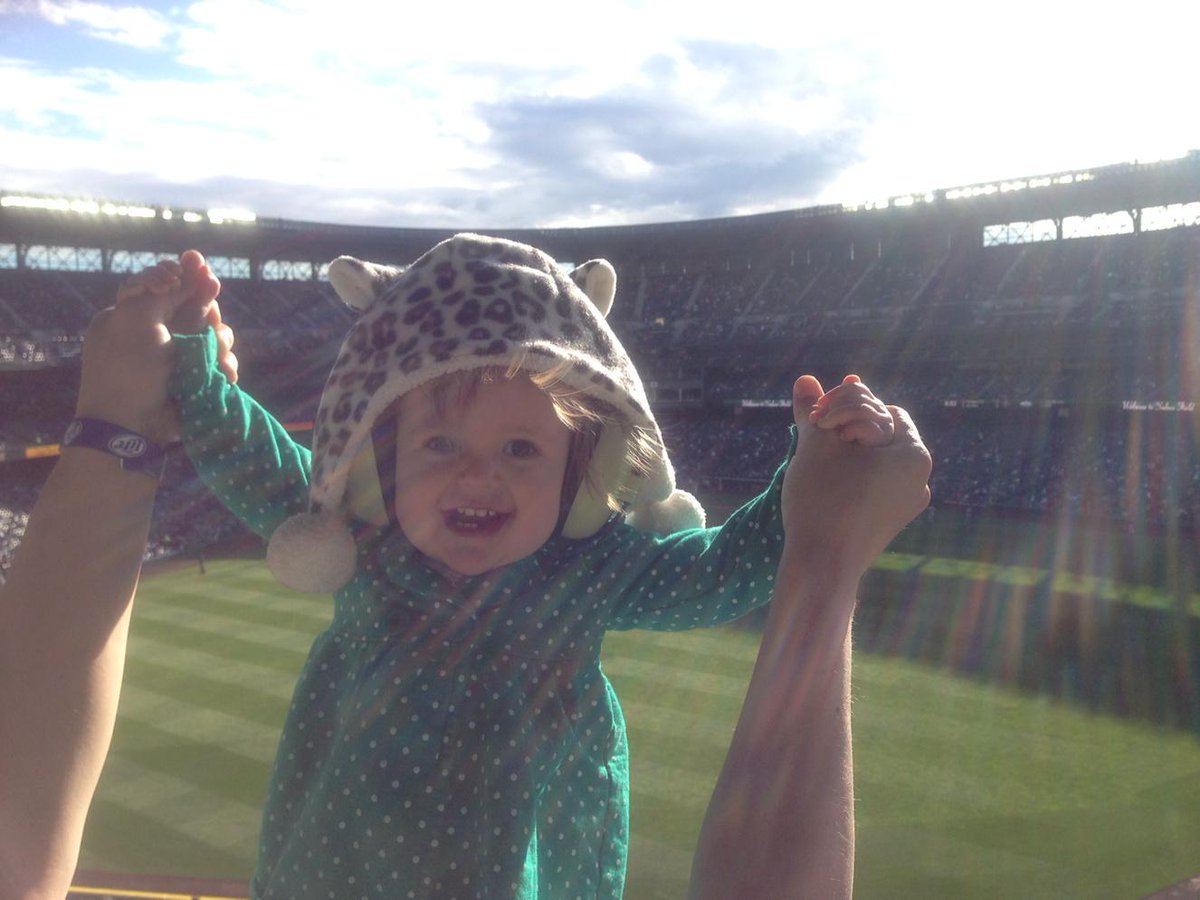 AlexPersing's tweet image. "Baby Eats Baseball" representing from sect. 192 tonight!
#Mariners #whereiroot