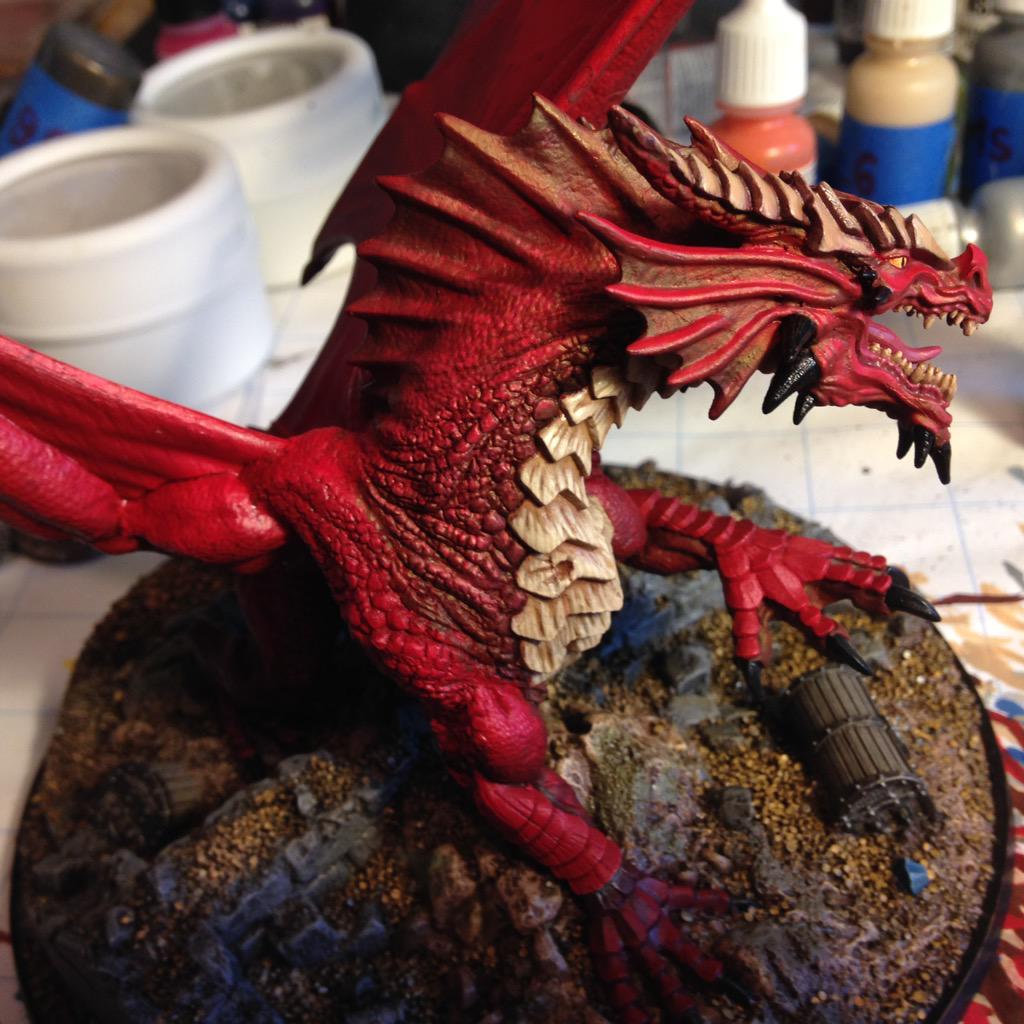minipete's tweet image. Since red doesn't cover dark colors well, I paint highlights with pink and then dull them with red. #reddragon #dnd