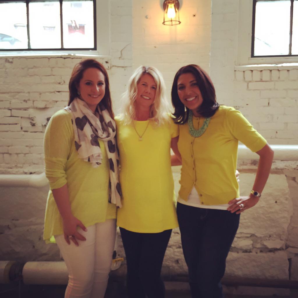 lifestylewlynn's tweet photo. #chartreuse twins at #BBBos #bostonbloggers @HNIllustration @RueLeChat #fashionblogger #jewelryblogger #finejewelry http://t.co/k3lDIrRsOU