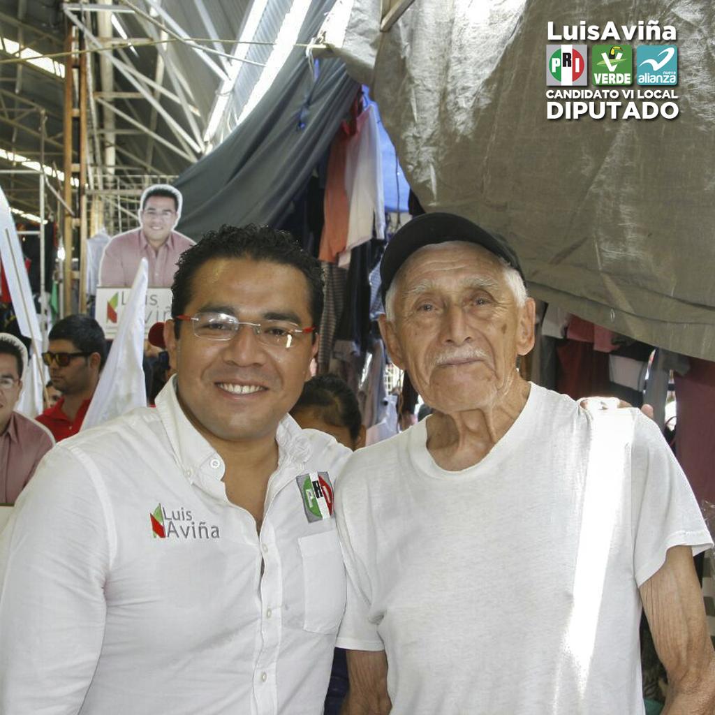 LuisAvinaB's tweet photo. En el día 6 de campaña dialogué con comerciantes del tianguis La Pulga, seguimos sumando esfuerzos. #SéComoAyudarte http://t.co/QaQj7fC4nV