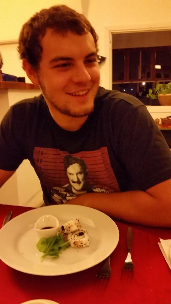 EguiDani's tweet photo. Noche de sushi en la isla con @hernanicardo http://t.co/zLW93AuPjM
