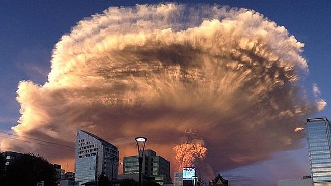 newscomauHQ's tweet photo. Mysterious ‘god’ cloud appears over volcano http://t.co/dTPiKR7Eg2 http://t.co/Ge27WRgeeK