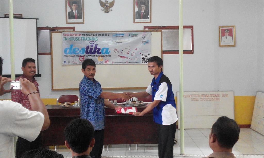 Sekdes Banjaran Kembangkan desa.id di Desa-desa Kabupaten Majalengka <a href="/marwan_jafar/">Marwan Jafar</a> #SaveDesaId