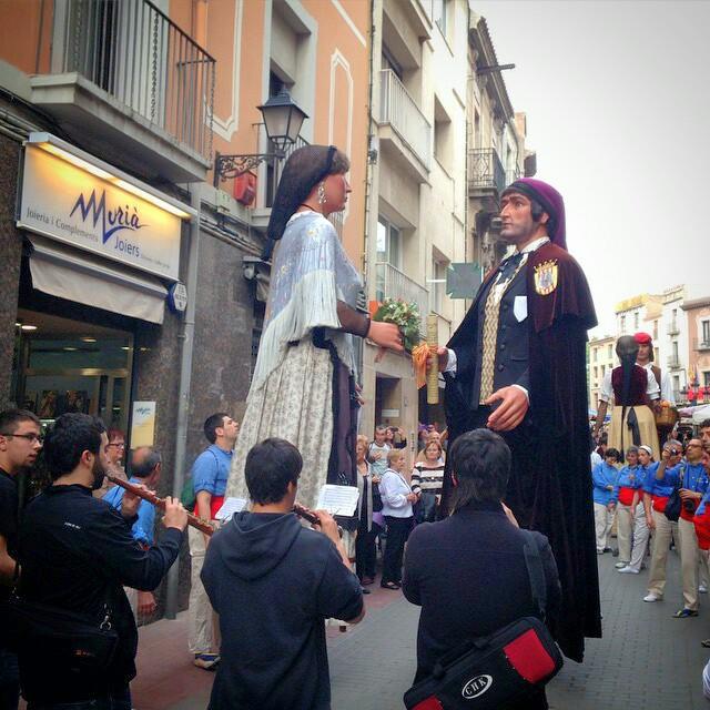 Camí a Girona amb <a href="/GegantsdeReus/">Gegants de Reus</a> Foto de l'actuació ahir a Martorell amb @GegantsMolins